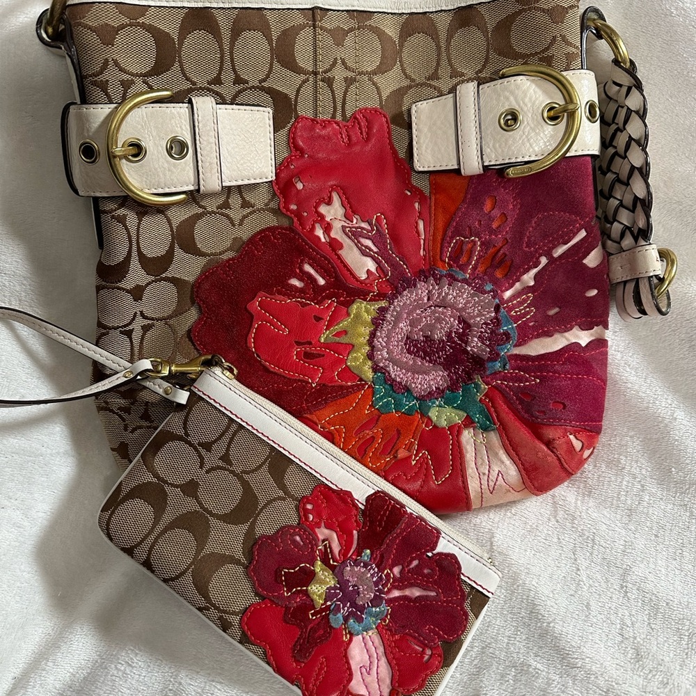 2 piece Beautiful Rare Vintage Coach Soho Poppy’s for peace with wristlet - Picture 3 of 9